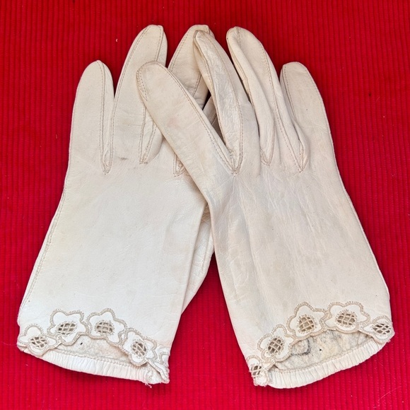 Vintage 50s 60s Goatskin Leather Gloves with Embroidered Trim – Cream – Small - Picture 2 of 7
